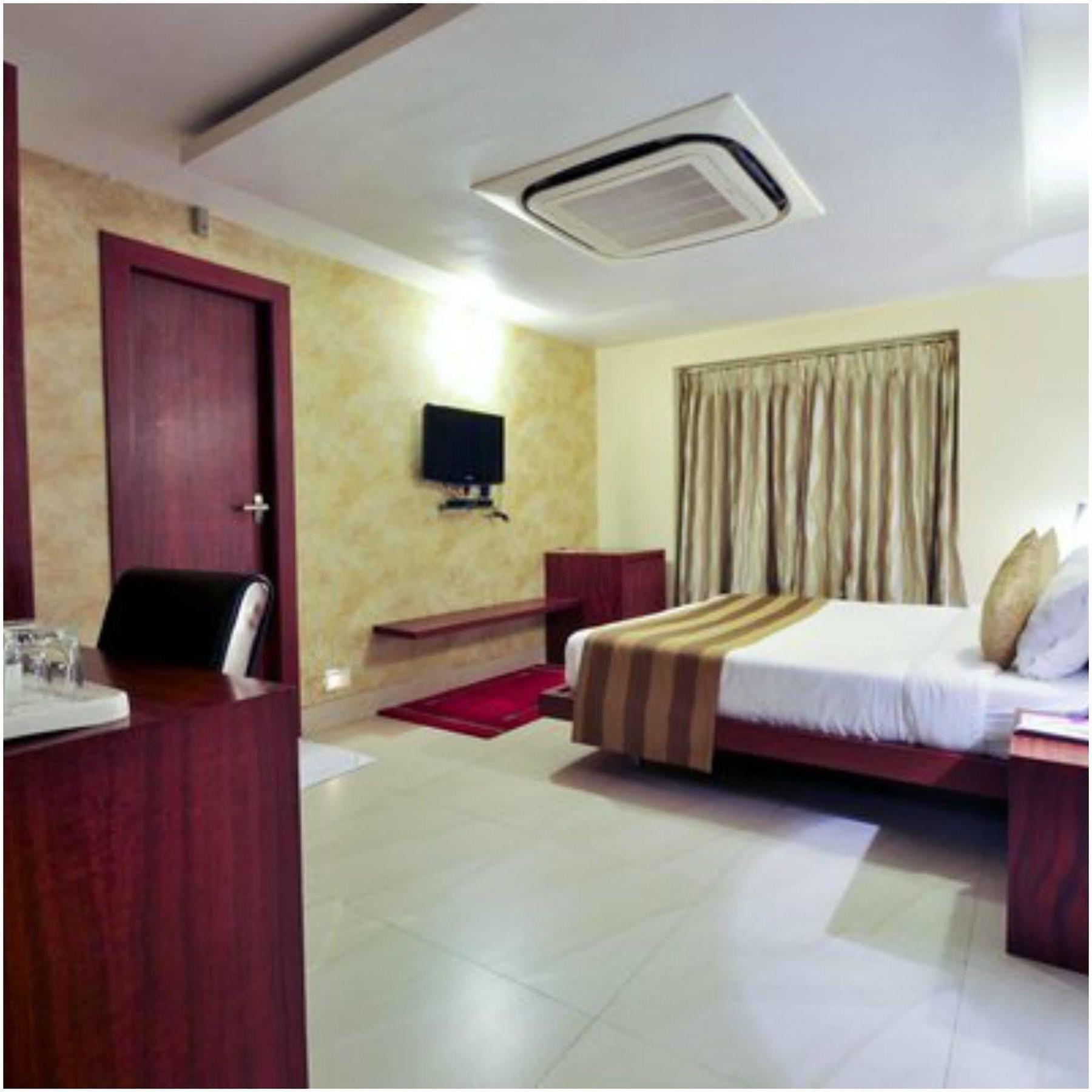 Kempton Hotel Calcutta Exteriör bild
